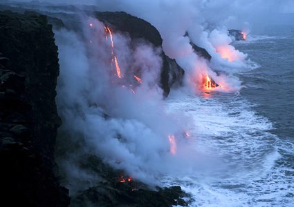 "نهر الجحيم" يتدفق في هاواي
