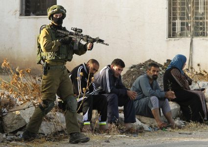 محاصرة منزل واعتقالات في الضفة