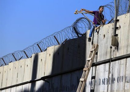 إسرائيل تستكمل بناء جدار على الحدود مع الأردن (فيديو)