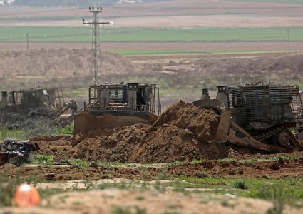 الاحتلال يجرف أراض شرق غزة