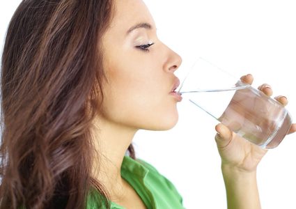 كيف يضر شرب الماء وقوفا؟