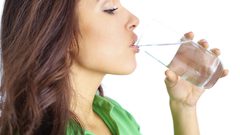 كيف يضر شرب الماء وقوفا؟