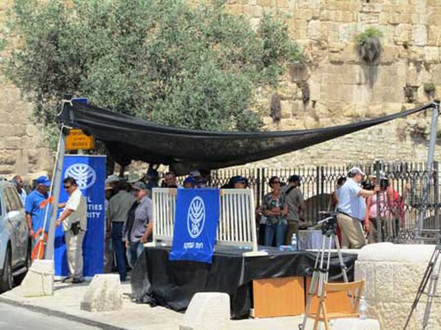 الاحتلال يستأنف أعماله التهويدية بمقبرة باب الرحمة