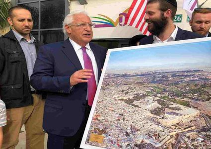 منظمة للمستوطنين تسلم السفير الأميركي صورة للأقصى بدون قبة الصخرة