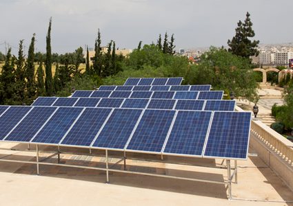 توقيع اتفاقية لبناء انظمة طاقة شمسية في 42 مدرسة في الخليل