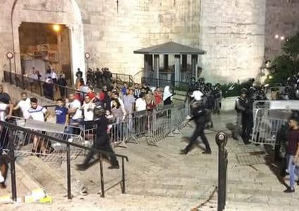 قوات الاحتلال تغلق باب العامود بالحواجز الحديدية