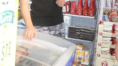 "مكافحة الجرائم الاقتصادية" تغلق محلا تجاريا لوجود بضاعة منتهية الصلاحية
