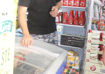 "مكافحة الجرائم الاقتصادية" تغلق محلا تجاريا لوجود بضاعة منتهية الصلاحية