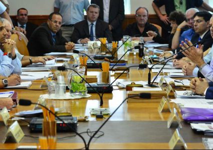 معاريف: إسرائيل تدرس مقترحات مصرية وقطرية حول هدنة بغزة