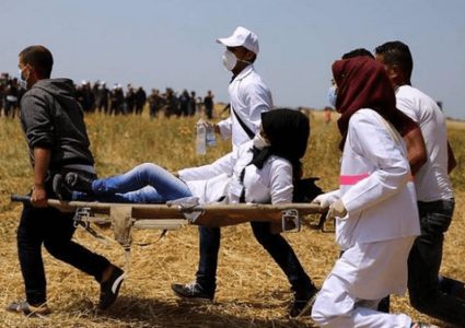 مركز حقوقي: الاحتلال يتعمد استهداف الطواقم الطبية