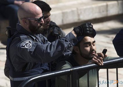 فيديو: الاحتلال يعتقل شابا بعد الاعتداء عليه بالضرب عند باب العامود