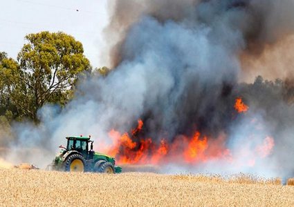 اندلاع 5 حرائق في غلاف غزة بفعل طائرات ورقية حارقة