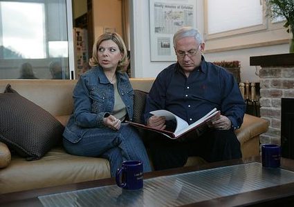 الإعلام العبري: إلقاء 3 قنابل دخانية بإتجاه منزل نتنياهو في حيفا