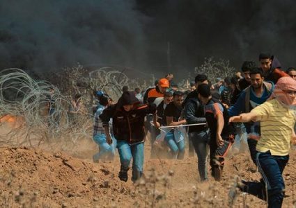 فيديو.. شبان يخترقون السياج ويحرقون موقعا للاحتلال