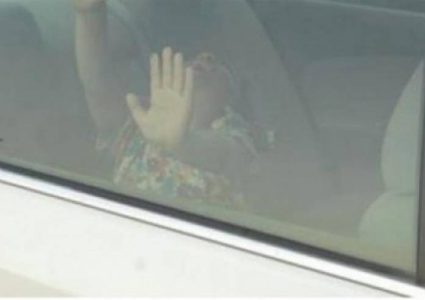 الشرطة تنقذ طفلا تركه والده داخل مركبة مغلقة في الخليل