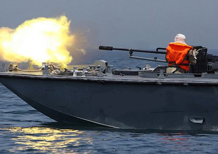 زوارق الاحتلال تستهدف قوارب الصيادين قبالة شواطئ خان يونس