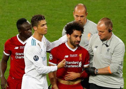 محمد صلاح يتعرض لإصابة ويغادر النهائي باكيا