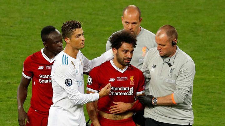 محمد صلاح يتعرض لإصابة ويغادر النهائي باكيا