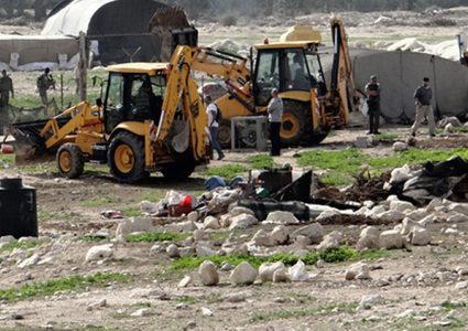 إخطارات بهدم المنازل والمنشآت بمناطق "ج"