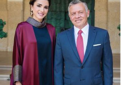 الملكة رانيا تخطف قلوب المتابعين بالعباءة الملونة