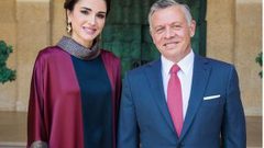 الملكة رانيا تخطف قلوب المتابعين بالعباءة الملونة