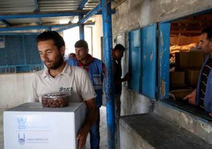 "الأونروا" تقدم طروداً غذائية لوجبة السحور للأسر الفقيرة اللاجئة في غزة