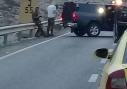 الاحتلال يغلق طريقاً غرب رام الله بزعم وجود "جسم مشبوه"