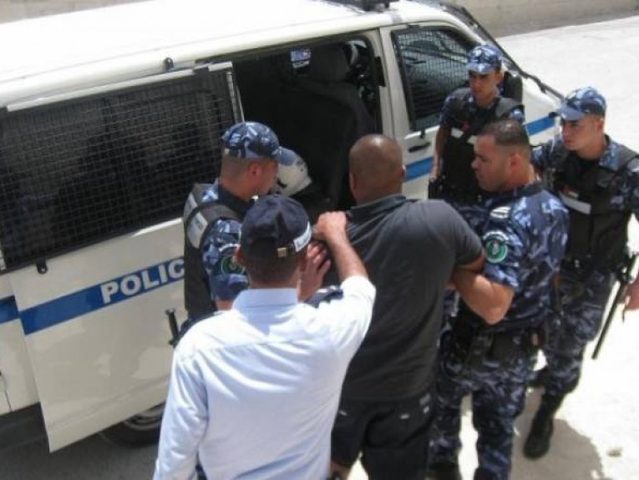 القبض على عصابة تروج شيكات غير قانونية