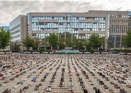 آلاف الأحذية أمام مجلس الاتحاد الأوروبي دعما لفلسطين