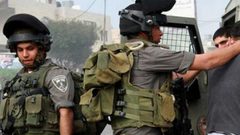 الاحتلال يعتقل شقيقين ويعتدي على والدتهما