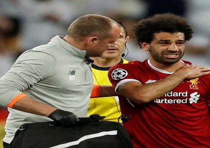 اصابة محمد صلاح تشعل مواقع التواصل الاجتماعي حزنا على حالته الصحية (فيديو)
