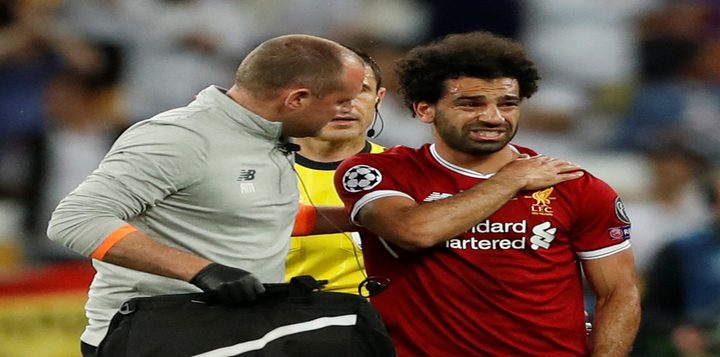 اصابة محمد صلاح تشعل مواقع التواصل الاجتماعي حزنا على حالته الصحية (فيديو)