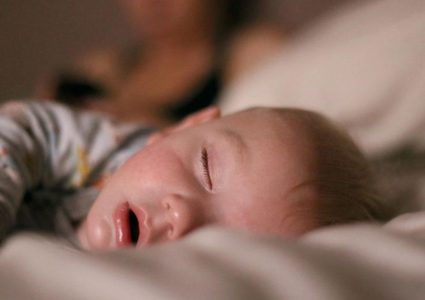 أجهزة مراقبة جسم الطفل ليس لها فائدة تذكر على الرضع الأصحاء