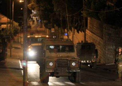 الاحتلال يعتقل 28 مواطناً من بينهم 15 من مخيم الأمعري