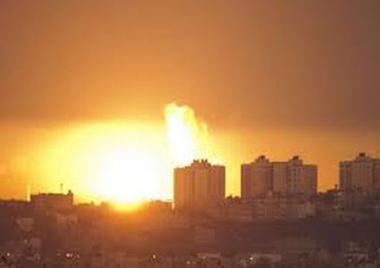 طيران الإحتلال يُغير على عدة مواقع للمقاومة في غزة ونجاة مجموعة مسلحة