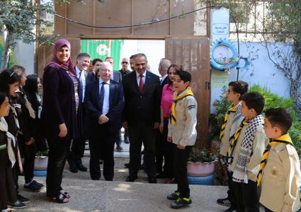 طلبة فلسطين يستعرضون إبداعاتهم ومواهبهم أمام وزير "التنمية" البريطاني