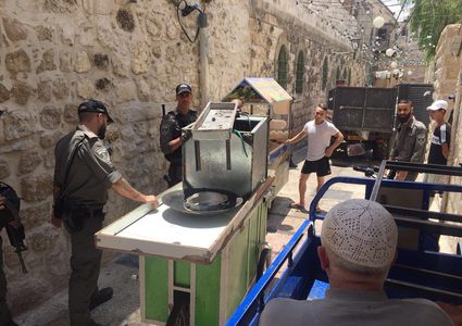 بلدية الاحتلال تصادر عدد من البسطات من حيّ باب حطة