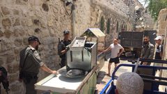 بلدية الاحتلال تصادر عدد من البسطات من حيّ باب حطة