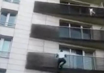 ماذا كان يفعل والد الطفل الذي أنقذه "الرجل العنكبوت"؟