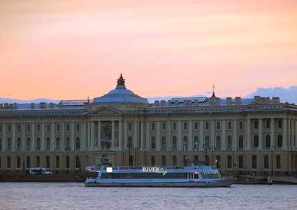 بطرسبورغ.. رجل يقطع النهر على حبل معلّق! (فيديو)