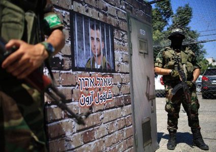 الاحتلال يشترط السماح بإعمار غزة بعودة جنوده الأسرى