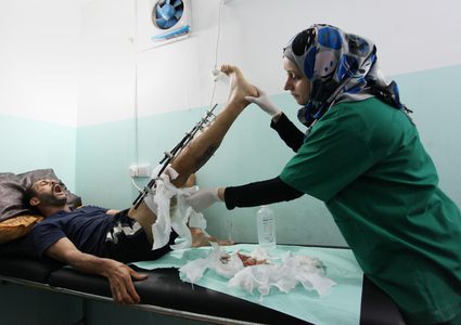 الصليب الأحمر يرسل جراحين لغزة لإجراء 4 آلاف عملية جراحية