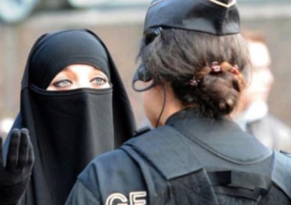 الدنمارك تمنع ارتداء النقاب في الاماكن العامة
