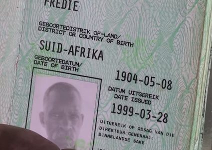 ينوي الإقلاع عن التدخين وعمره 114 سنة! (فيديو)