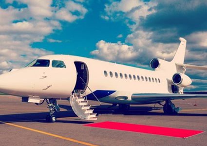 واعظ يدعو متابعيه للتبرع.. ليشتري طائرة خاصة