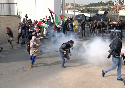 الاحتلال يقمع مسيرة نعلين الأسبوعية السلمية