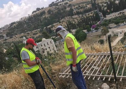 الاحتلال يواصل وضع الأسوار الحديدية بمحيط مقبرة الرحمة