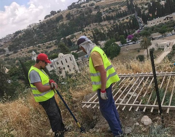 الاحتلال يواصل وضع الأسوار الحديدية بمحيط مقبرة الرحمة
