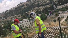 الاحتلال يواصل وضع الأسوار الحديدية بمحيط مقبرة الرحمة