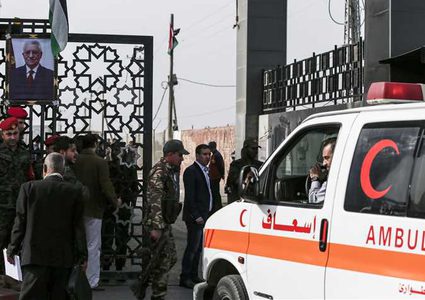 ثلاثة جرحى من قطاع غزة يصلون القاهرة للعلاج